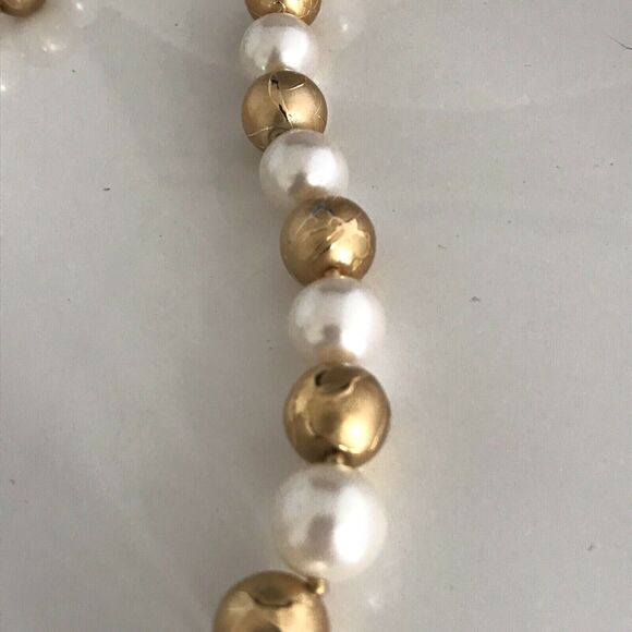 Vintage Simulated Pearl Necklace with Gold Toned Textured Beads Classic Chic 4Q - Picture 3 of 4